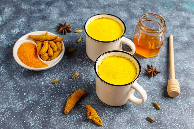 Có nên uống nước nghệ - mật ong với đá lạnh?